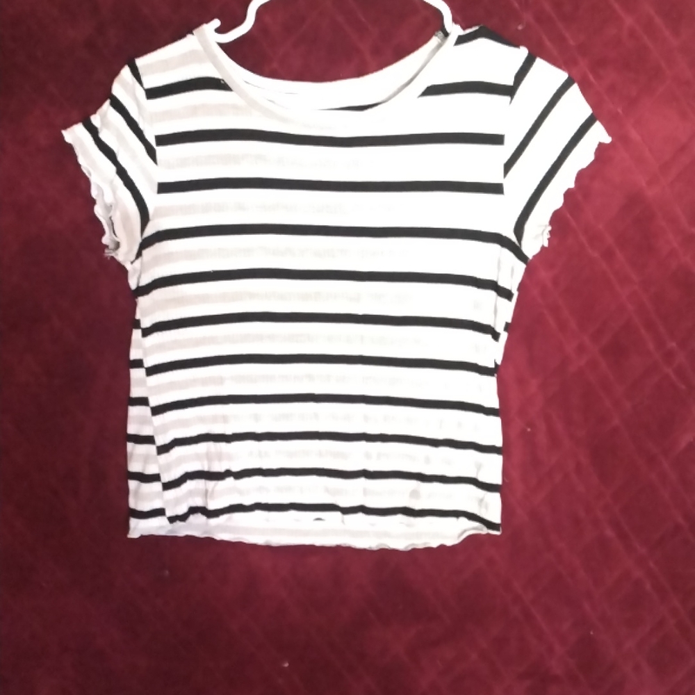 Black white gray striped t shirt at the belly button short